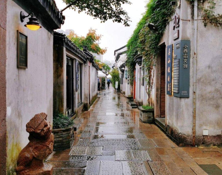 逃离荒废的戏院